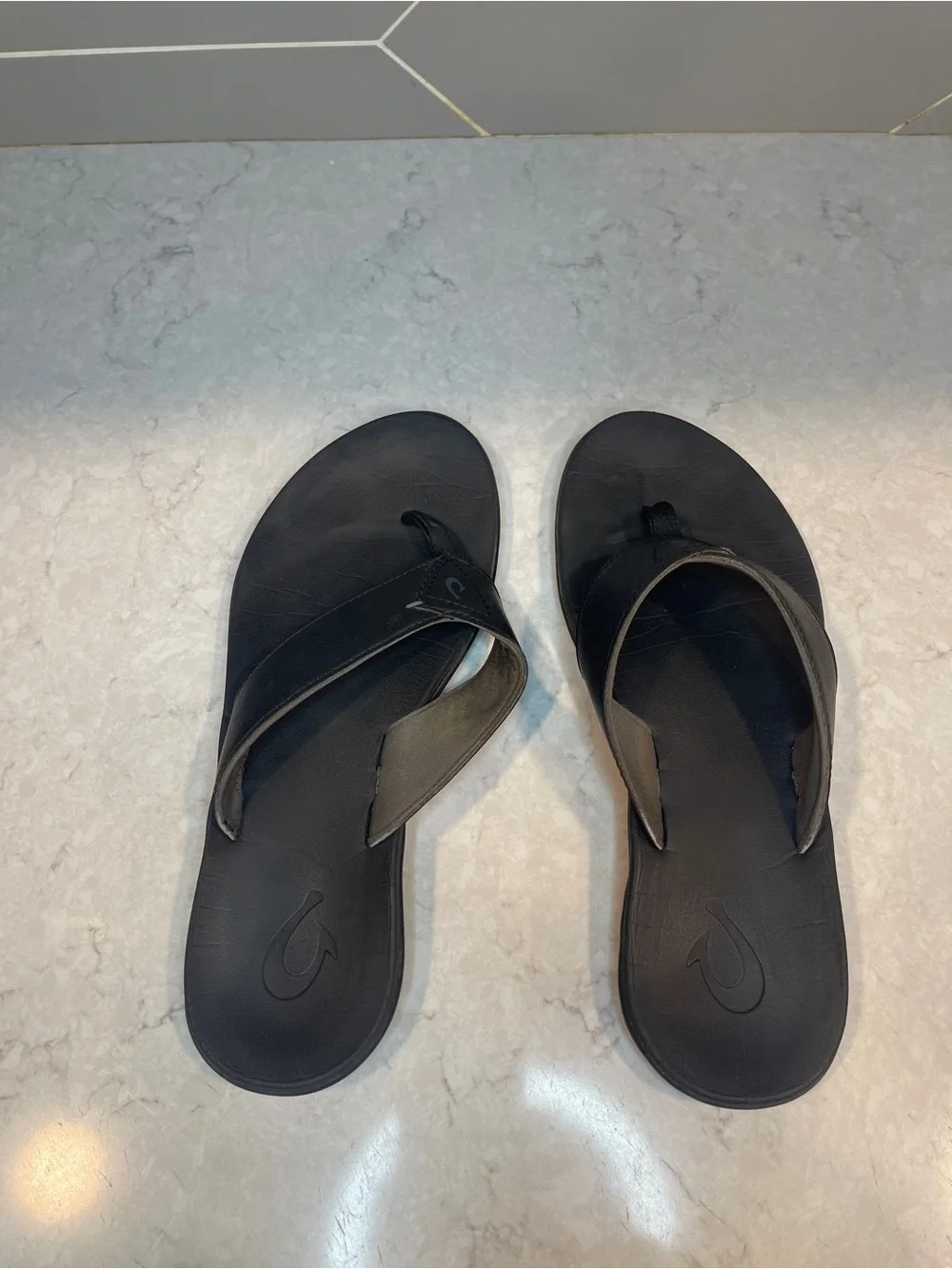 OluKai Black Youth Flip Flops with Logo _US B_Beach, Casual,Resort, coastal Boho